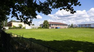 Das Gelände der Realschule plus in Böhl-Iggelheim. Auf dem angrenzenden Sportplatz oder dahinter könnte die neue Berufsschule gebaut werden.