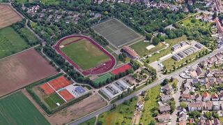 In unmittelbarer Nachbarschaft zum Stadion sind die neuen Tennisplätze entstanden. Sie sind an ihrer rostbraunen Farbe gut zu erkennen.