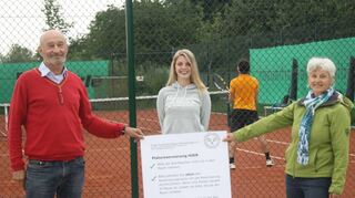 Halten sich an die Abstandsregeln (v.l.): Georges Wild, Amelie Kapp und Waltraud Weißer. Im Hintergrund wird Tennis gespielt.