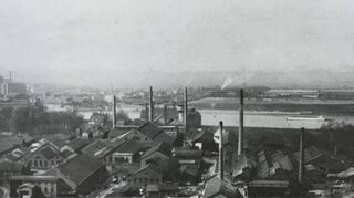 Die Luftaufnahme des Werksgeländes entstand um 1900. Die Franzosen wählten den Standort wegen der Lage am Rhein und der Nähe zu den Sodafabriken. Zudem gab es Sand und Kalk – alles Zutaten für die Produktion.