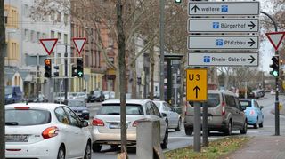 Schilder wie in der Heinigstraße (Bild) weisen bislang den Weg zu den Parkhäusern. Künftig sollen sie auch die Zahl der freien Stellplätze anzeigen.
