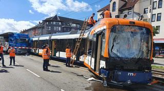 Schwerer Unfall: Eine Straßenbahn und ein Lkw sind am Montagvormittag in der Neckarauer Straße kollidiert.