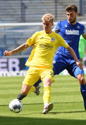 Nils Seufert, hier vor dem Karlsruher Lukas Fröde am Ball, traut der Arminia in der Bundesliga eine ordentliche Rolle zu.