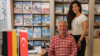 OMMA-Vorstand Kenan Nalci mit seiner Tochter Derjya im Familienbetrieb, dem ATR-Reisebüro in H 2.