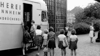Im Jahr 1961 stehen Kinder am Bücherbus Schlange.