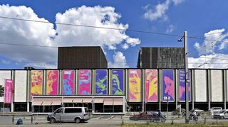 „Wir sehen uns wieder“, verspricht das wegen der Corona-Pandemie geschlossene Nationaltheater seit ein paar Tagen auf neuen, großen Plakaten an der Fassade. 2022, spätestens 2023 wird es aber für die Generalsanierung geschlossen.