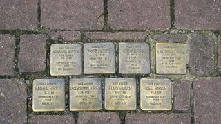 <p>In einer Ladenburger Villa in der Bahnhofstraße wohnte bis zu ihrer Deportation durch die Nazis die jüdische Familie Hirsch. An sie erinnern Stolpersteine im Gehweg, die Burkhard Vetter auch in Bürstädter Gehwegen gerne sehen möchte.</p>
