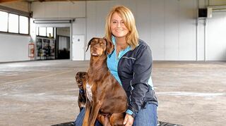 <p>Hundeliebhaberin Stefanie Krämer macht ihr Hobby mit der neuen Hundesporthalle zum Beruf - ihre Vierbeiner Sunny und Choko dürfen sich freuen.</p>