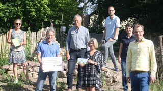 Gartenbesuch mit Scheck (v.l.): Heike Vetter, Rolf Stahl, Peter Kolbe, Birgit Jänicke, Joachim Franz, Vivien Müller und Bürgermeister Simon Michler.