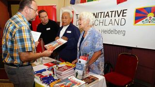 In Heidelberg gibt es eine aktive Tibet-Initiative. Hier ihr Infostand in der Stadthalle beim Besuch des Dalai Lama im September 2018.