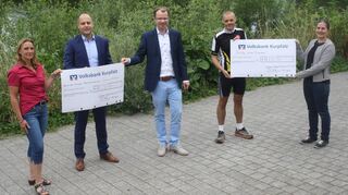 Spenden-Übergabe nach dem Sommerlauf des TV Edingen (v.l.): Claudia Kraft, Uli Herold, Bürgermeister Simon Michler, Allyn Raw und Laura Brosi.