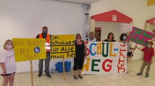 Fordern einen sicheren Weg zur Eugen-Neter-Schule (v. l.): Schülerin Alicia, Matthias Sandel (CDU), Schülerin Jeanette, Fritz Sütterlin (Elternbeirat), Konrektorin Nicole Roggenstein, Mutter Rosalia Rojas und Sohn Daniel vor dem Ratssaal im Stadthaus.