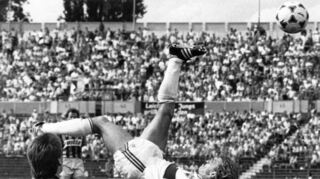 12. August 1989: Im Bundesligaspiel gegen den SV Waldhof verblüfft Stuttgarts Fritz Walter mit einem Fallrückzieher, links Gegenspieler Roland Dickgießer.