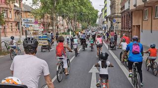 Hunderte Teilnehmer der Fahrrad-Demo Kidical-Mass bahnten sich ihren Weg durch die Innenstadt – hier auf der Bismarckstraße.