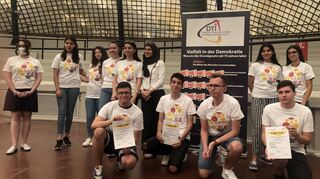 Am Projekt teilnehmende Schülerinnen und Schüler der Marie-Curie-Realschule und der Friedrich-List Schule nach der Preisverleihung in der Multihalle.