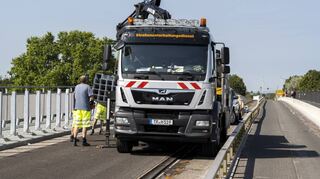 Aus alt mach neu: Die Arbeiten am südlichen Teil (l.) nähern sich dem Ende zu. Zu sehen ist die neue hohe Schutzabtrennung zwischen Fahrbahn und Fußgängerbereich, dahinter das neue Geländer zum Rhein hin und die zur Hälfte fertiggestellte Fahrbahn. Nächste Woche wechselt die Baustelle auf die noch alte nördliche Brückenseite. Dort ist noch die niedrige alte Abtrennung zwischen Fahrbahn und Fußgängerbereich zu erkennen.