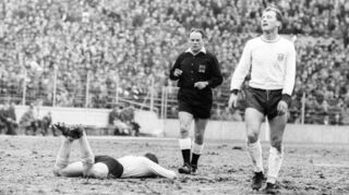 Schiedsrichter Edgar Deuschel (Mitte) pfeift ein Foul im Spiel um den DFB-Pokal 1965/1966 zwischen dem FC Bayern München und Borussia Dortmund, das die Bayern mit 2:0 gewannen.