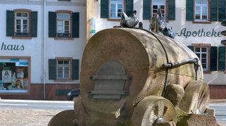 Foto vor dem Abbau Anfang März 2016: Der Zabbe-Brunnen im historischen Zentrum des Stadtteils Seckenheim auf den Planken.
