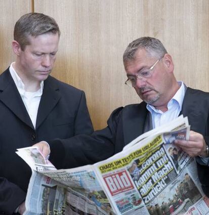 Stephan E. (l) mit seinem bisherigen Verteidiger Frank Hannig.