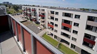 Blick vom Balkon im fünften Obergeschoss auf einen Teil der geförderten Neubauwohnungen in der Thomas-Jefferson-Straße auf Franklin.
