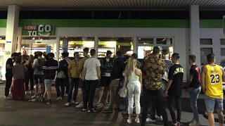 Am Wochenende ist nicht nur im Jungbusch viel los: Schlange vor der Tankstelle an der Teufelsbrücke. (Archivbild)