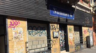 Nachdem es zunächst hieß, die Kultbar "Nummer 6" im Mannheimer Stadtteil Jungbusch müsse schließen, haben die Beteiligten nun doch eine Lösung gefunden.