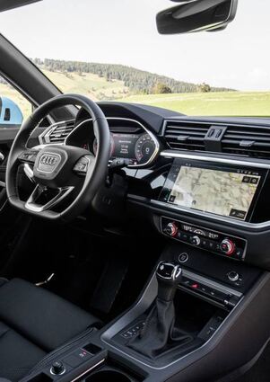 Große Bildschirme dominieren das Cockpit.