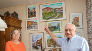 Inge Kopp erinnert sich gut an ihre Kindheit, als der Apfelbach in der Breitgasse noch offen lag. Ihr Mann Manfred malte dies vor Jahren. 
<p> </p>