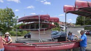 Vier mal zwei Arme tragen den Kanadier zum Fluss.