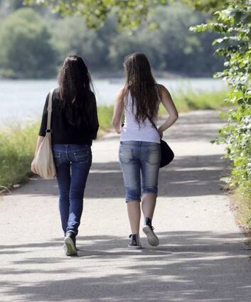 Viele Spaziergänger genießen die Idylle auf der Parkinsel.