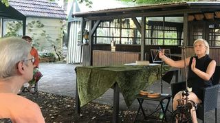 Zu ihrem Erzählabend im Garten des Museums hat Renate Rein (r.) auch ein Spinnrad mitgebracht.