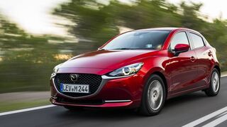 Der überarbeitete Kleinwagen Mazda2 mit großem Frontgrill im Wabenmuster. Der pfiffige Japaner wird von einem Vierzylinder in den Leistungsstufen 75 und 90 PS angetrieben.