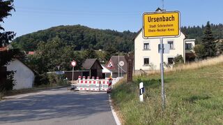 Durchfahrt verboten, Baustelle: Im Schriesheimer Stadtteil Ursenbach werden Stromkabel und Leerrohre verlegt.