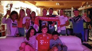 Fröhliche Feierrunde im Hause von Gernot Rohr (4. v.r.): Die Bayern-Fans in Frankreich drückten fest die Daumen.
