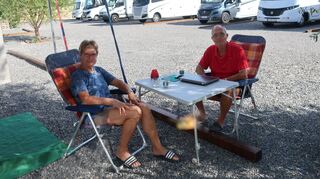 Max und Christine Bruggmann aus der Schweiz genießen die Urlaubs-Atmosphäre auf dem neuen Wohnmobilstrellplatz in Heidelberg.