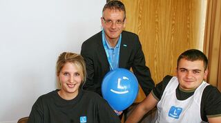 <p>Lächelnde Gesichter allerorten: Repräsentationschef Marcel Jurkat (stehend) zeigt mit der Auszubildenden Vanessa Zelt und dem Sumgaiter Praktikanten Alan Hadschiahmadov die Bandbreite der Produkte mit dem neuen Stadtlogo.</p>