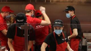 Bei Five Guys werden die ersten Burger zubereitet.