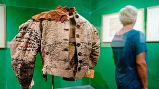 Agnes Richter (1844-1918) hat dieses Jäckchen mit autobiografischen Texten bestickt. Es ist in der Sammlung Prinzhorn zu sehen.