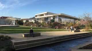 Links die Brunnenhalle im Dürkheimer Kurpark, rechts eine Animation der Dürkheim-Therme, wie sie bis 2023 entstehen könnte.