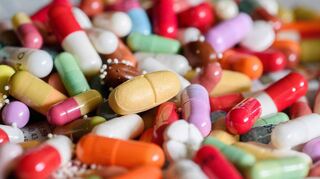 Die Arzneimittelbranche wird von wirtschaftlichen Zwängen getrieben, warnt der Pharmazeut Franz Stadler. Aber auch die Patienten sollten in ihrem eigenen Interesse lieber die heimische Apotheke aufsuchen, anstatt online im Ausland zu bestellen.