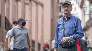 Frankfurts „Müllsheriff“ Peter Postleb hat die Passanten in der neuen Altstadt im Blick.