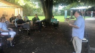 Peter Bilhöfer spricht im Museumsgarten über die Hintergründe der Explosion, die auch in Viernheim ihre Spuren hinterließ.