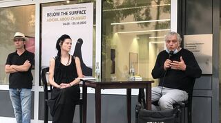 Claus Bunte (v.l.), Pamela Pachl und Fritz Stier eröffnen vor dem Kunsthaus die Ausstellung mit Werken der Künstlerin Adida Abou-Chamat.