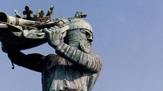Der Bösewicht am Rhein: Hagen schleudert den Nibelungenschatz in den Strom – diese Szene zeigt ein Denkmal an der Uferpromenade.