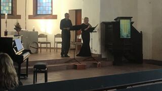 Das Ehepaar Doris Steffan-Wagner und Martin Steffan hat dem Publikum in der Auferstehungskirche ein hochkarätiges Musikerlebnis geboten. An der Orgel oder am Klavier wurden die beiden von Kantor Martin Stein begleitet.