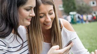 Ständiger Vergleich: Influencerinnen inszenieren sich oft als makellos – und lassen viele junge Menschen mit einem kritischen Blick auf den eigenen Körper zurück.