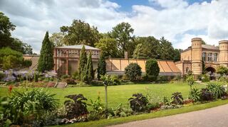 Historische Gewächshäuser, monumentaler Eingangsbau und eine grüne Oase, in der immer etwas blüht: der Botanische Garten Karlsruhe, hinter Kunsthalle und Bundesverfassungsgericht gelegen.