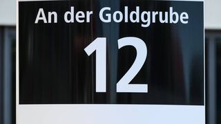 Eine Adresse als Ansage: das Logo des Biotechnologie-Unternehmens Biontech am Hauptsitz in Mainz. Die Firma hofft, Ende Oktober die Zulassung ihres Corona-Impfstoffs beantragen zu können.