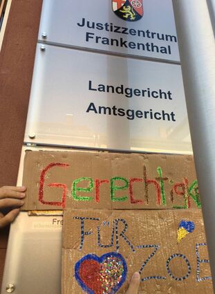 Mit solchen Schildern sind Freunde des Opfers nach Frankenthal gekommen.