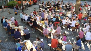 Beim Open-Air-Konzert der Grünen Liste begeistern sich die Besucher unter der Linde vor dem Historischen Zehntkeller.